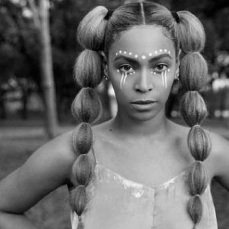 Beyoncé no videoclipe de Love Drought do álbum lemonade, com penteado tendência de trança bolha