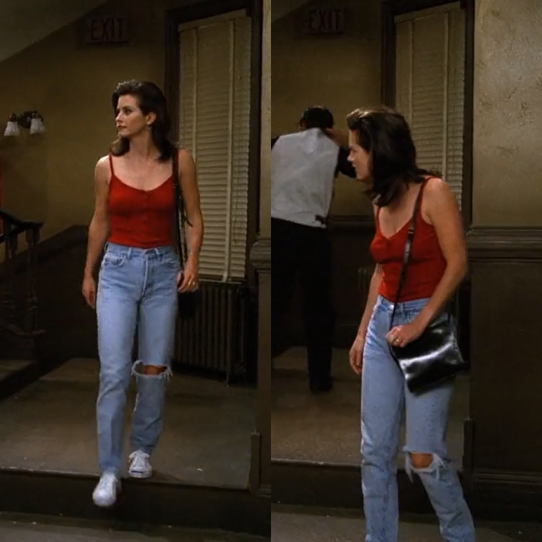 Imagem da atriz Courteney Cox no seriado Friends, na década de 1990, saindo do uma porta com um corte de cabelo mais longo