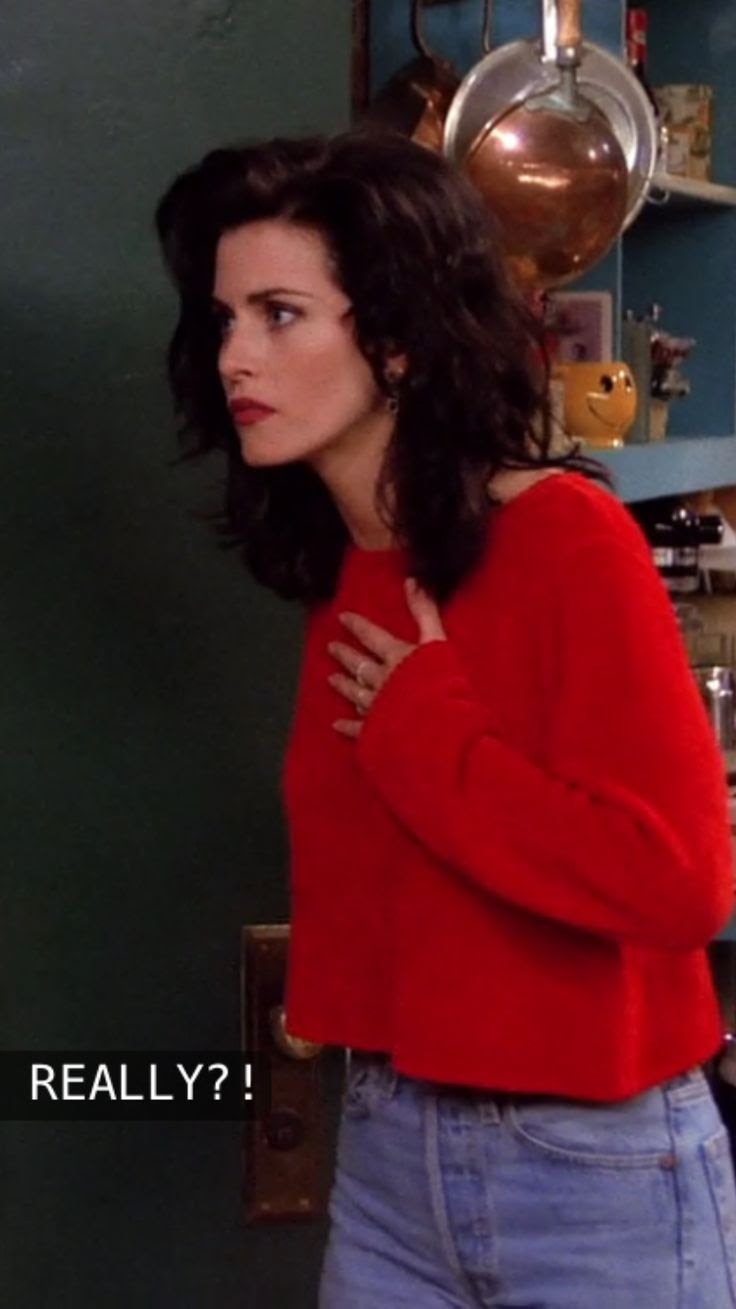 Imagem da atriz Courteney Cox no seriado Friends, na década de 1990, com um corte repicado, na altura dos ombros