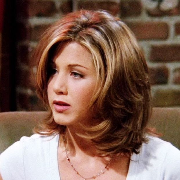 Imagem da atriz Jennifer Aniston no seriado Friends, na década de 1990, com o corte de cabelo icônico da personagem Rachel.