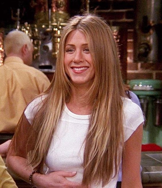 Imagem da atriz Jennifer Aniston no seriado Friends, na década de 1990, com um corte todo liso e mais longo