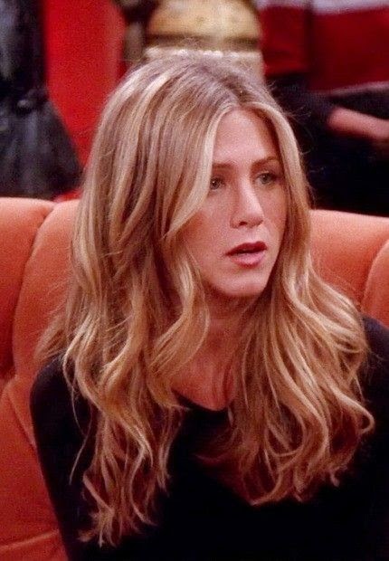 Imagem da atriz Jennifer Aniston no seriado Friends, na década de 1990, com um corte ondulado, ao estilo morena iluminada.