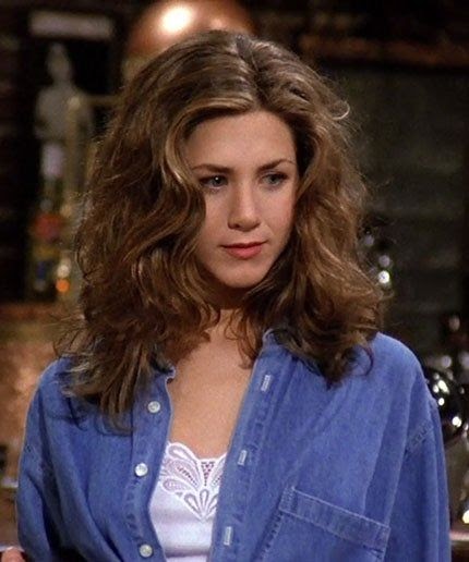 Imagem da atriz Jennifer Aniston no seriado Friends, na década de 1990, com um corte ondulado e na altura dos ombros
