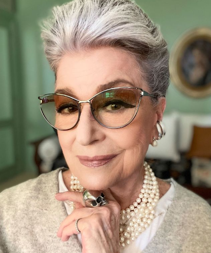 Grey Blending: Costanza Pascolato, empresária e consultora de moda, posa para foto com seus cabelos grisalhos, anel de caveira e colar de pérolas.