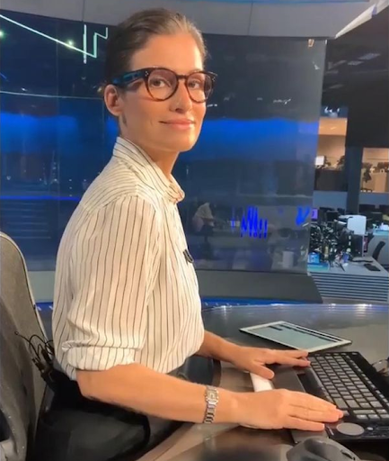 Grey Blending: a apresentadora do Jornal Nacional, Renata Vasconcellos, na bancada do programa com seus cabelos grisalhos penteados para trás.