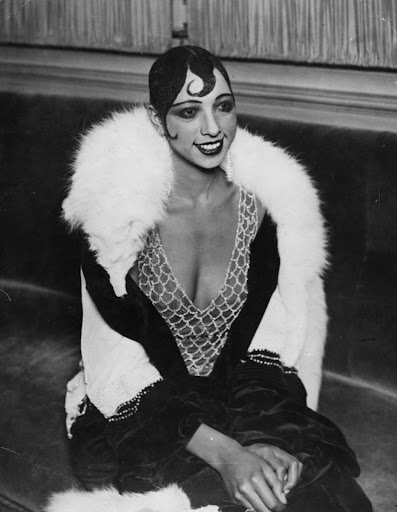 A dançarina Josephine Baker, na foto em preto e branco, foi uma das primeiras mulheres a utilizar as finger waves nos cabelos.