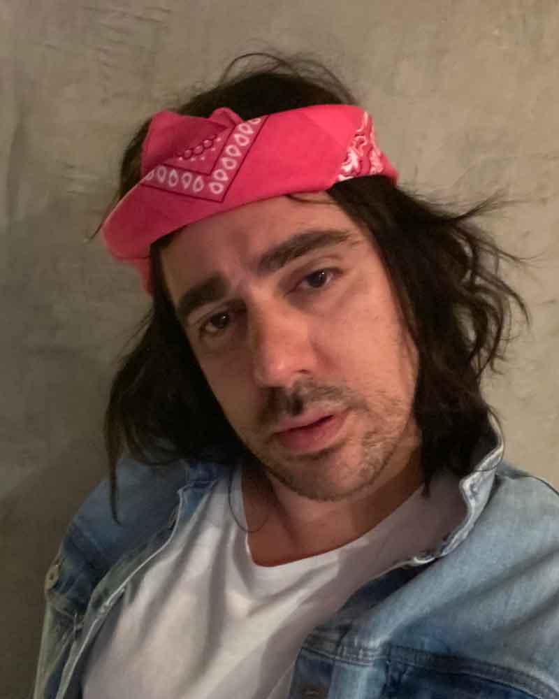 Marcelo Adnet imitando Fiuk no BBB21 com bandana rosa e peruca longa