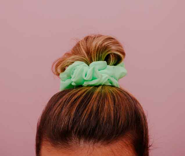 Penteado fácil tendência Pinterest coque com scrunchie verde neon em fundo verde